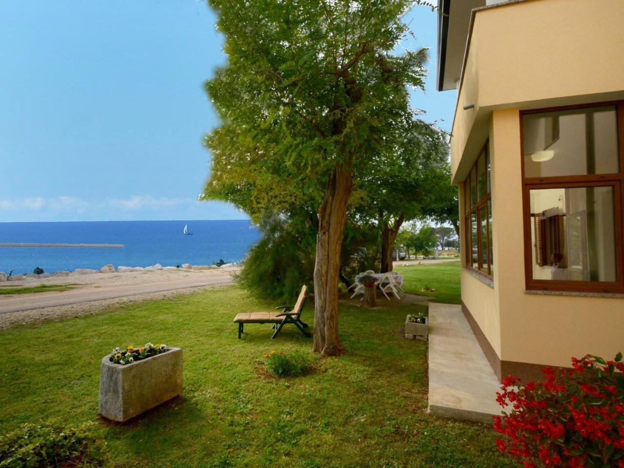 Lucilla-2 *